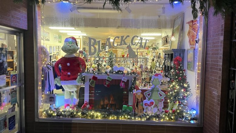 The 2025 Holiday Window Decorating Contest is underway!